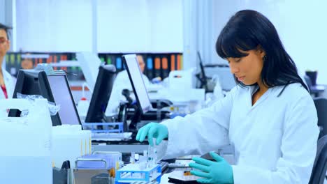 equipo de científicos que trabajan en el laboratorio 4k
