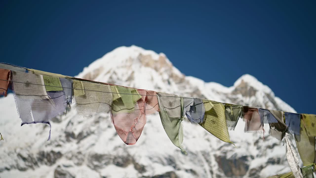 네팔의 히말라야 산맥과 기도 발, 가까이에서 푸른 하늘에 화려한 티베트 기도  발 눈 인 히말라이 산맥의 은 날, 안나푸르나에서 화려한 불교 발