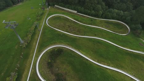 una pista de tobogán de verano en la cima de una montaña en una ciudad turística en polonia