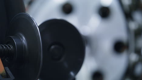 máquina detallada de la planta de neumáticos que trabaja en la fábrica automática de hilado robótico