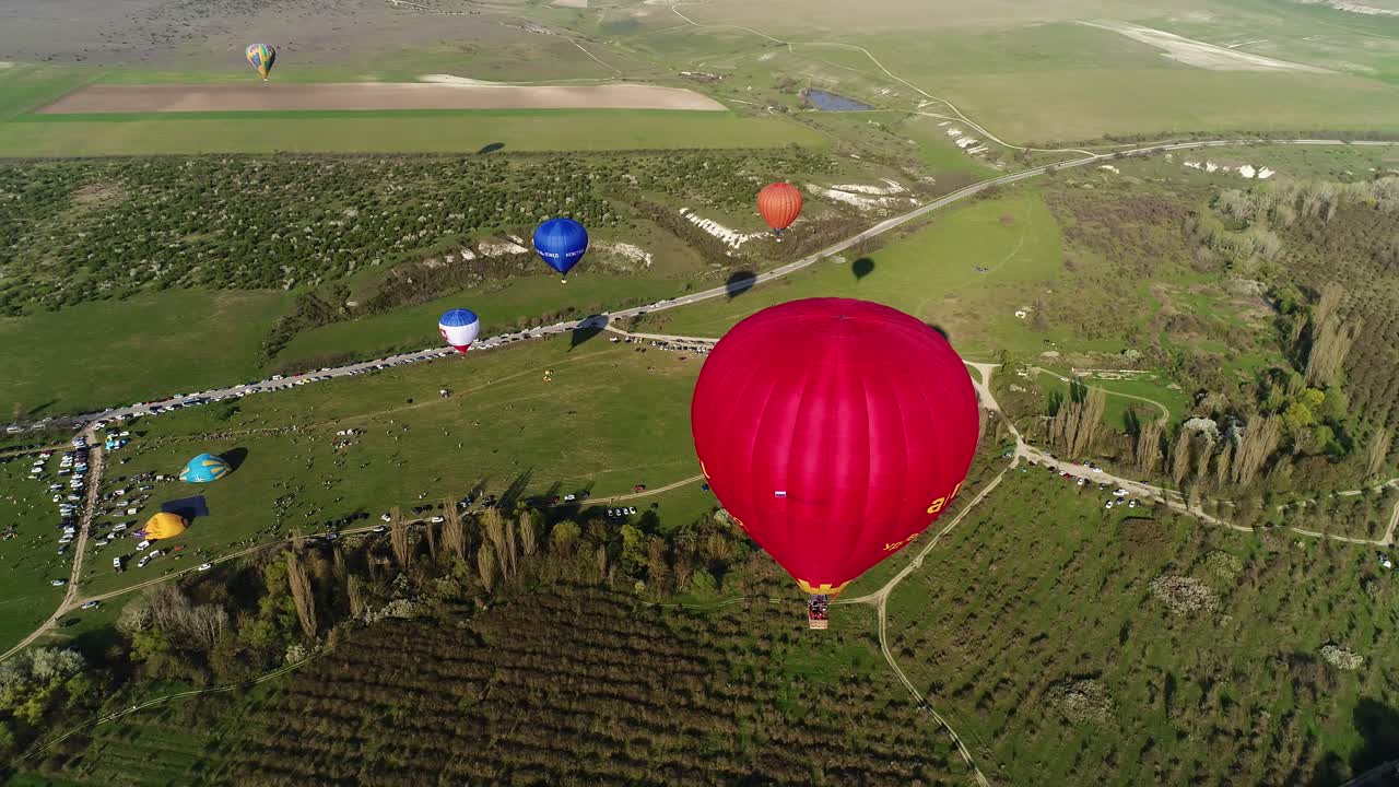festival de globos de aire caliente en un paisaje rural