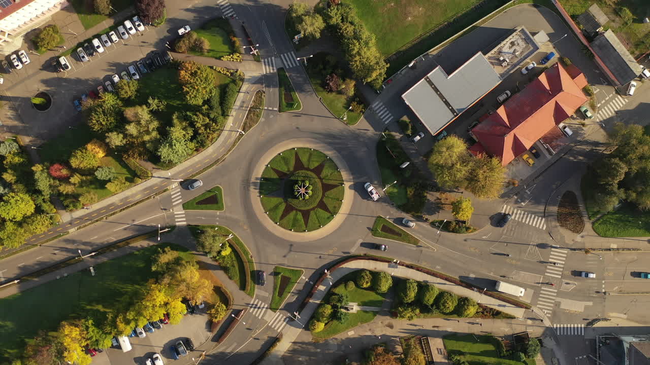 volando sobre la rotonda del área de la ciudad en otoño