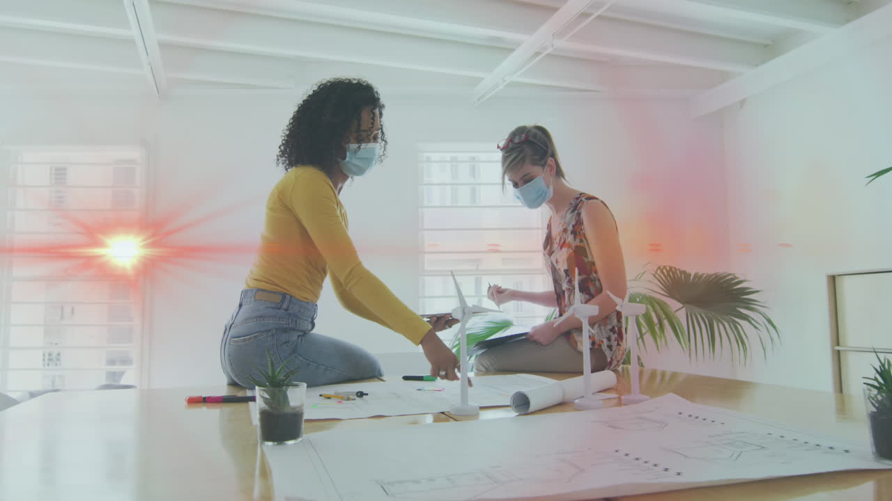 animación del procesamiento de datos sobre mujeres de negocios que usan máscaras faciales