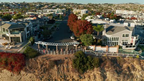 Acercándose-Al-Punto-De-Vista-Aéreo-En-Dana-Point,-California