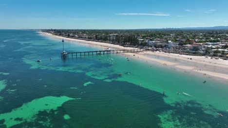 drone cinematográfico de brighton beach y embarcadero en un día perfecto 4k