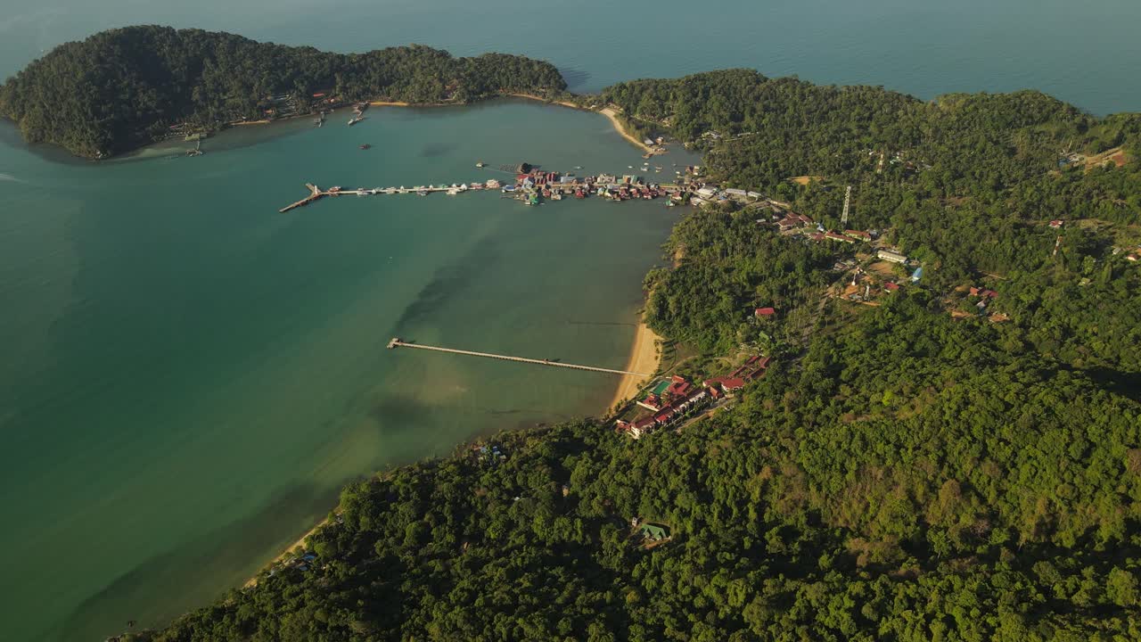 inclinación aérea expansiva muy por encima de la costa de koh chang, tailandia con el muelle bang bao en la distancia