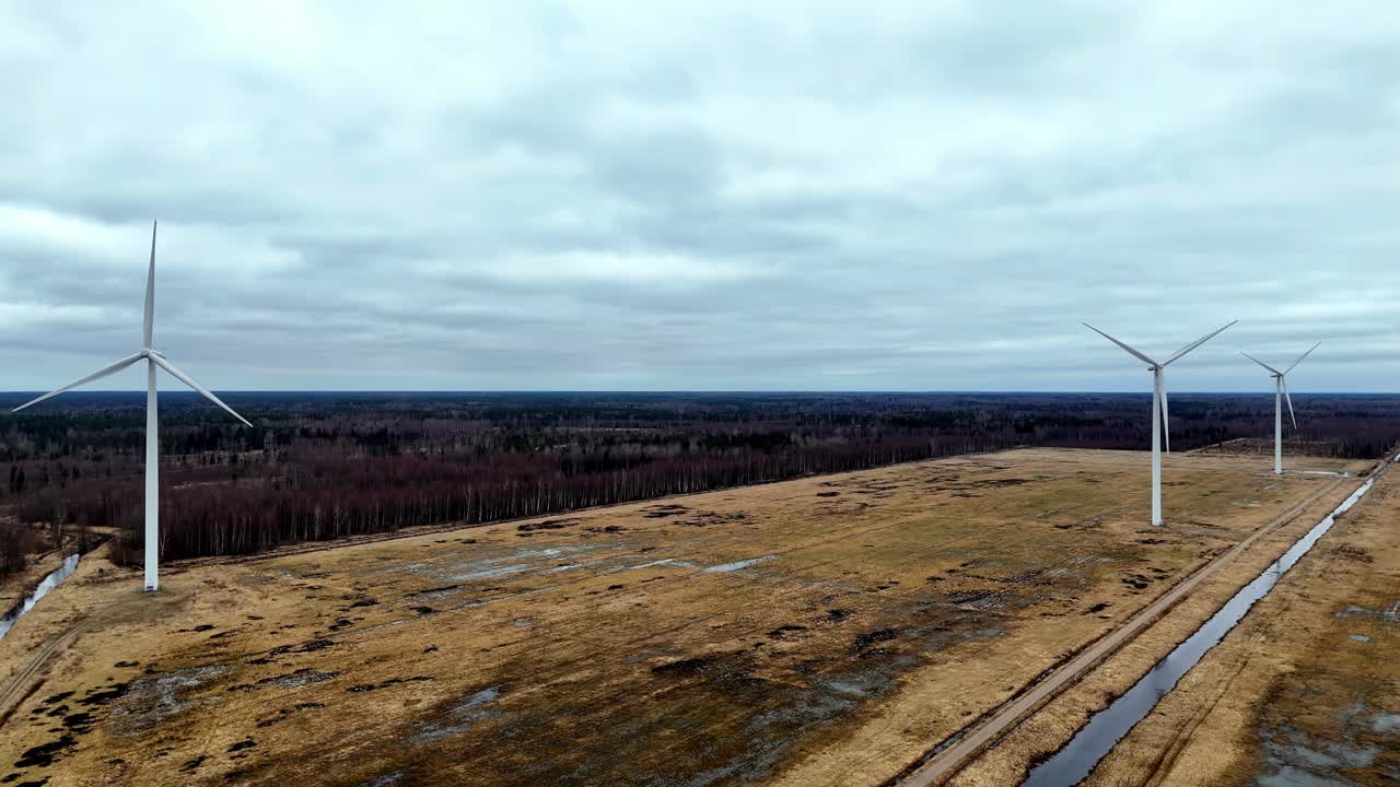 campo de tiro de pan de órbita aérea con tres turbinas eólicas en el fondo