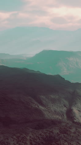 Cadena montañosa de niebla