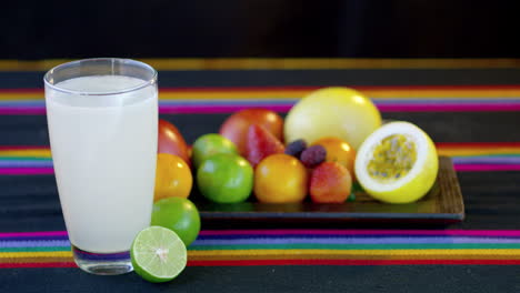 frutas frescas y un vaso de limonada