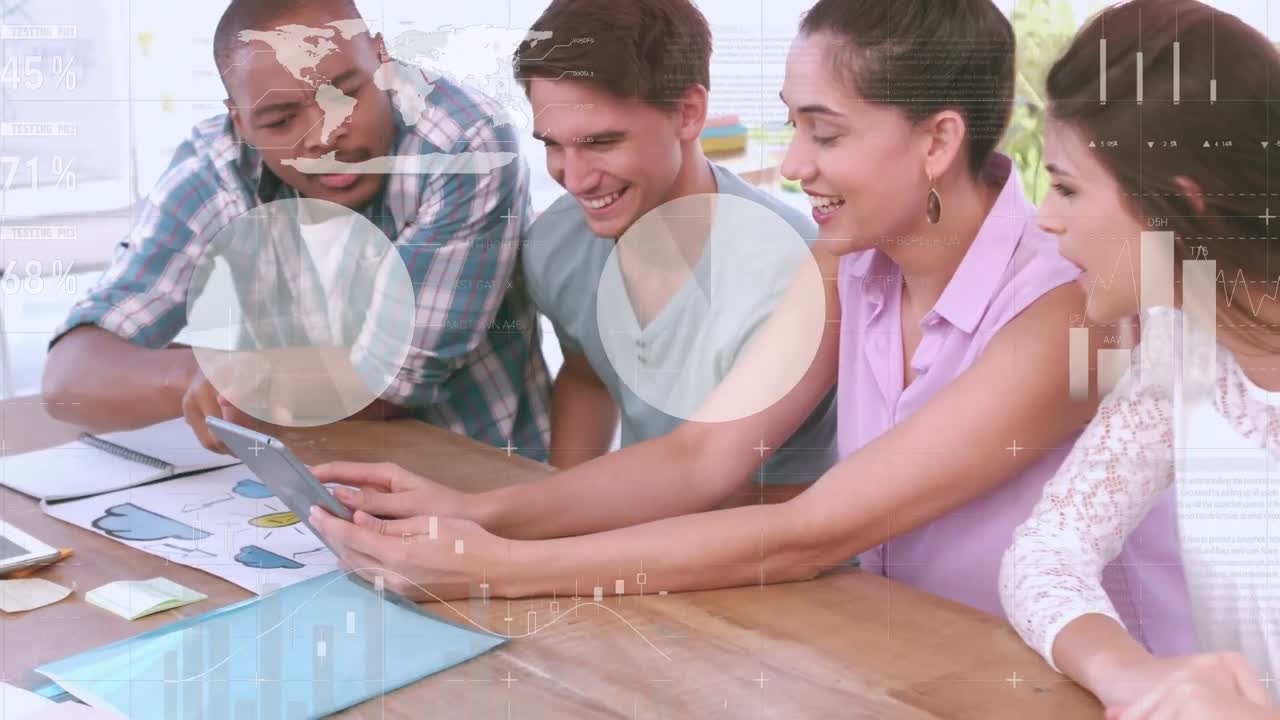 animación de diversos datos y gráficos sobre trabajadoras y trabajadores felices y diversos que usan tablets