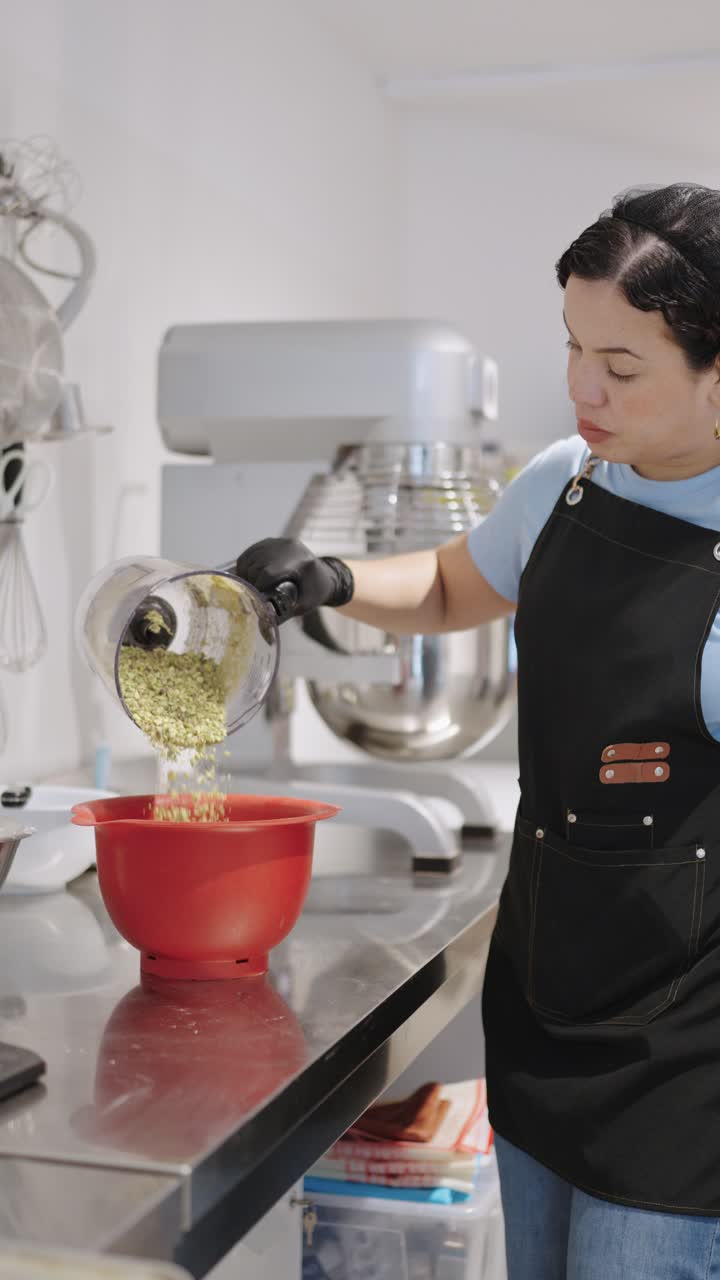mujer cocinando en la cocina