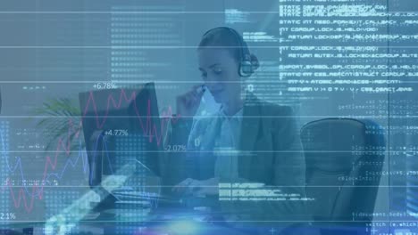 animación de una mujer caucásica con auriculares y usando una computadora para registrar estadísticas y datos