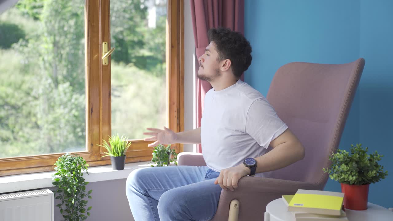 창문에서 도움을 요청하는 남자.