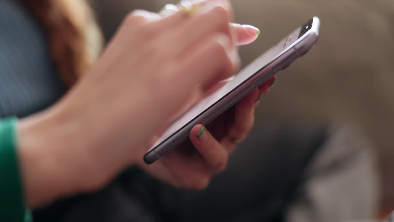 teléfono, desplazarse y las manos en las redes sociales para relajarse