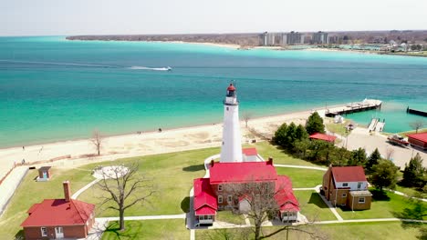 Faro-De-Fort-Gratiot-En-Port-Huron,-Michigan-Con-Video-De-Drones-Avanzando