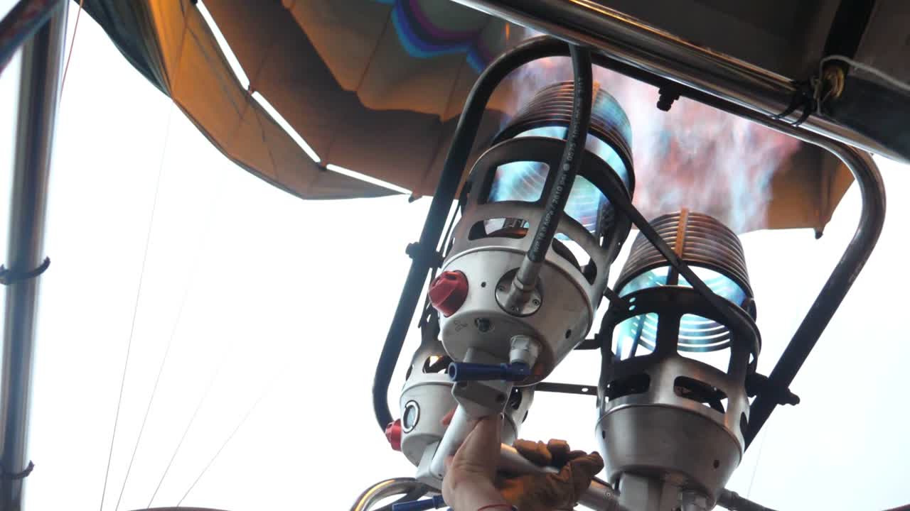 quemadores de gas y válvula de susurro de globo de aire caliente en funcionamiento