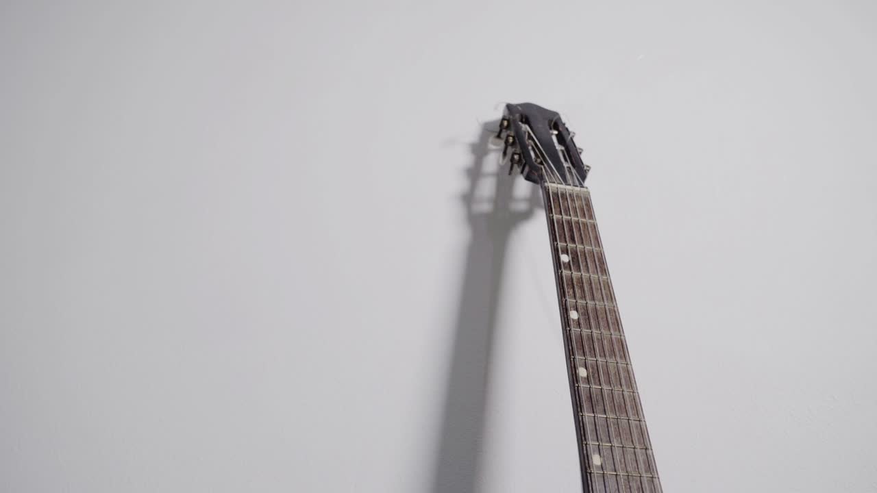 벽에 기대어 있는 기타