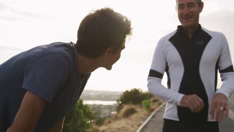 padre y joven hijo adulto disfrutando de actividades al aire libre juntos