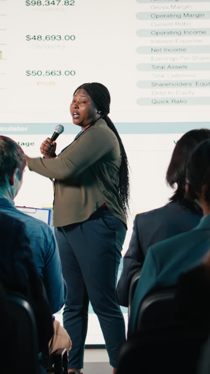 Vídeo vertical de um apresentador afro-americano proferindo um discurso empresarial inspirador