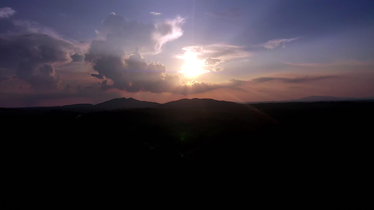 colorido atardecer sobre las colinas de georgia