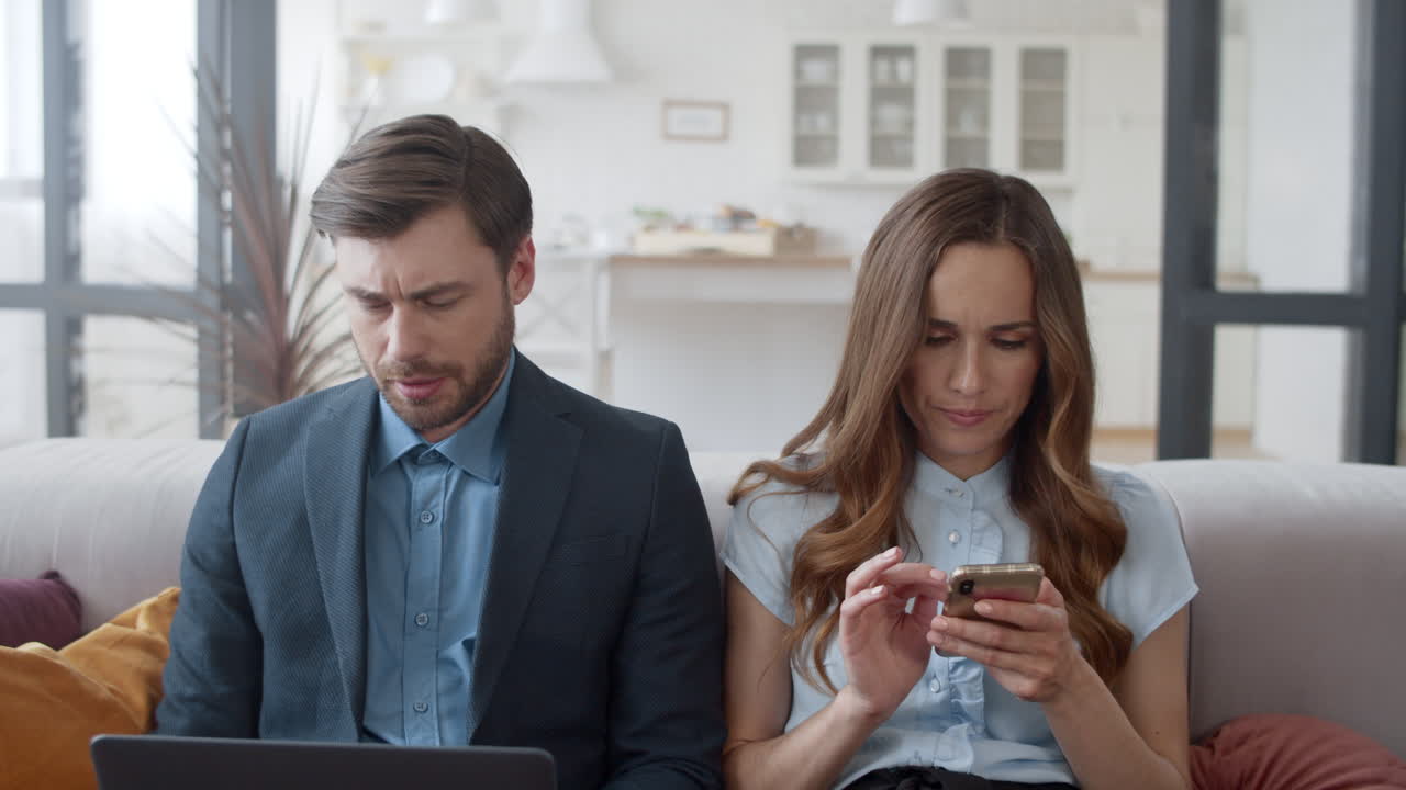 marido y mujer trabajando juntos en la oficina de casa. pareja usando una computadora portátil.