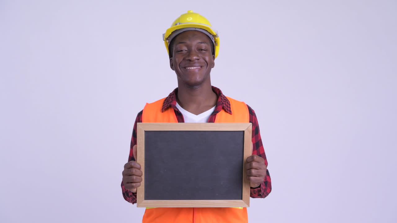 jonge knappe afrikaanse man bouwvakker