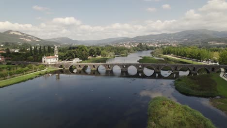 Iconic-many-arched-stone-bridge-over-Lima-river,-Ponte-de-Lima