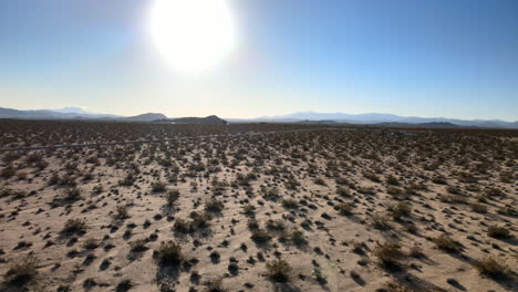 Cielo-Soleado-Y-Brillante-Sobre-Vastos-Desiertos-Protegidos-En-El-Parque-Nacional-Joshua-Tree,-Sur-De-California