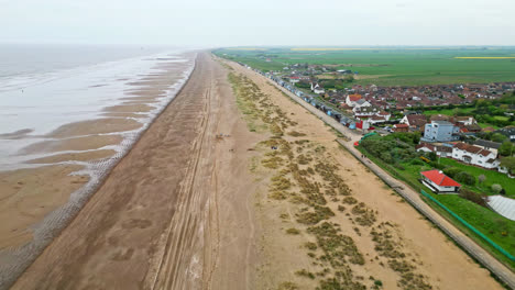 Luftaufnahmen-Erwecken-Mablethorpe-Zum-Leben-Und-Heben-Strandhütten,-Sandstrände,-Vergnügungsparks,-Fahrgeschäfte-Und-Die-Fröhliche-Touristenatmosphäre-Hervor