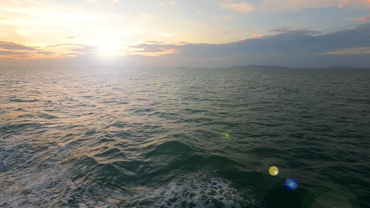 밝은 빛, 빛의 광선, 불꽃, 바물 위의 빛 광선, 바다의 파도.