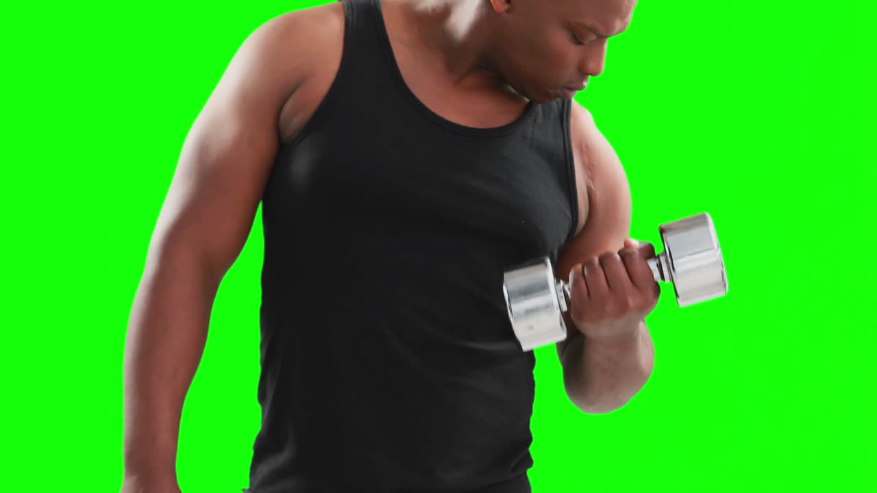 hombre musculoso serio levantando pesas