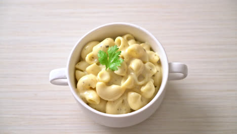 macarrones con queso con hierbas en un tazón