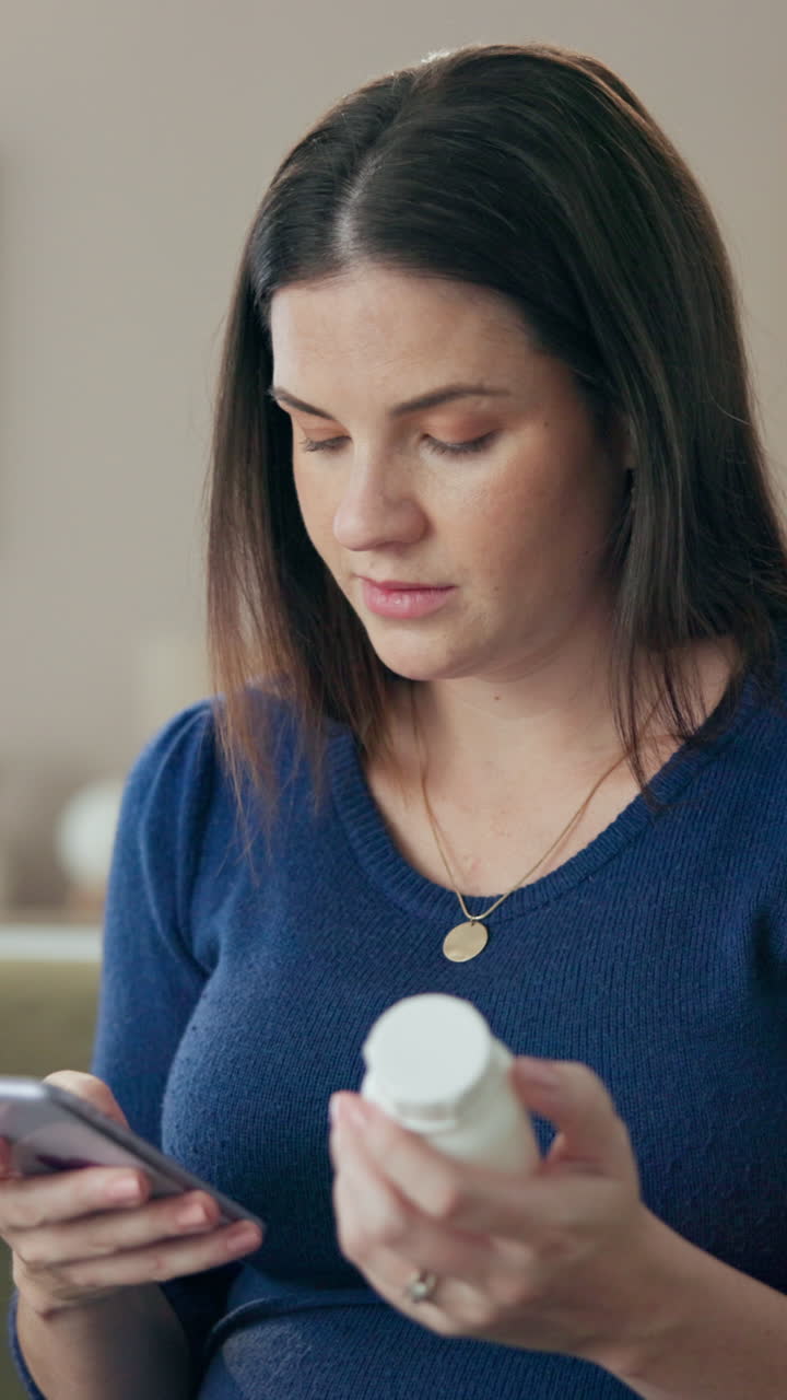 mujer comprobando la etiqueta del medicamento en el frasco