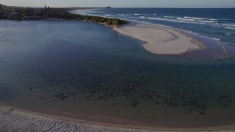 Klares-Wasser-Des-Cudgera-Creek-Am-Sandstrand-Von-Hastings-Point-In-New-South-Wales,-Australien