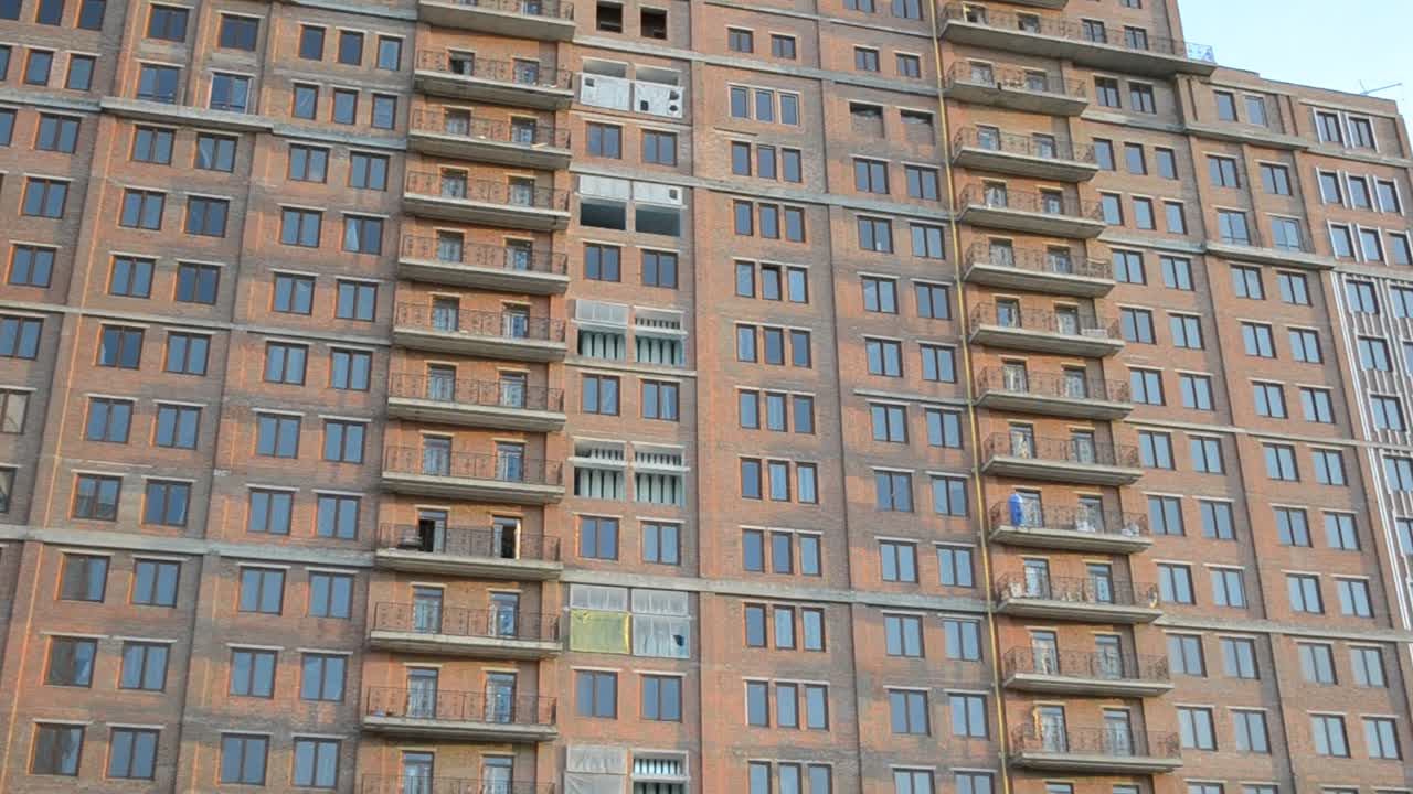 Construção de um complexo multifuncional de escritórios e hotel