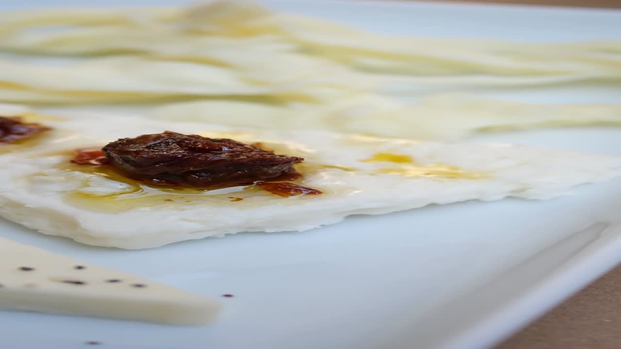 plato de queso con ingredientes