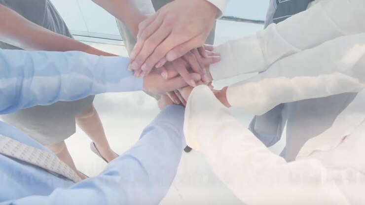 Animazione di diverse persone d'affari che applaudono sopra le nuvole.