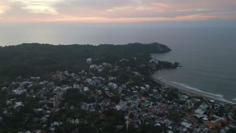 Luftpanoramalandschaft-Der-Stadt-Sayulita,-Mexiko,-Pazifikküste,-Sonnenuntergang,-Dorf