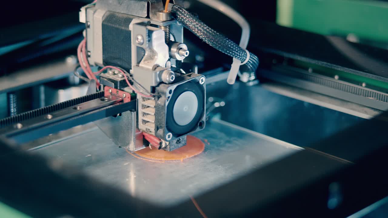 impresora 3d tridimensional trabajando en un laboratorio de impresión 3d.