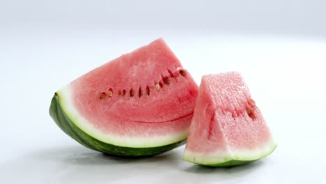 Wassermelonenstücke-Auf-Weißem-Hintergrund
