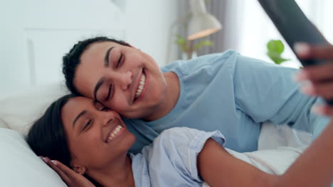 Selfie,-Liebe-Und-Lächeln-Mit-Paar-Im-Schlafzimmer