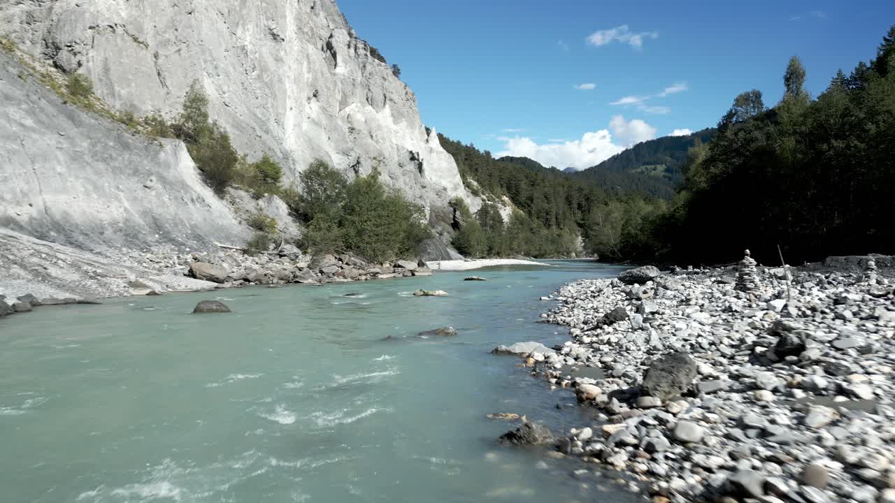 vuelo aéreo a lo largo del río vorderrhein a través del pintoresco cañón de ruinaulta