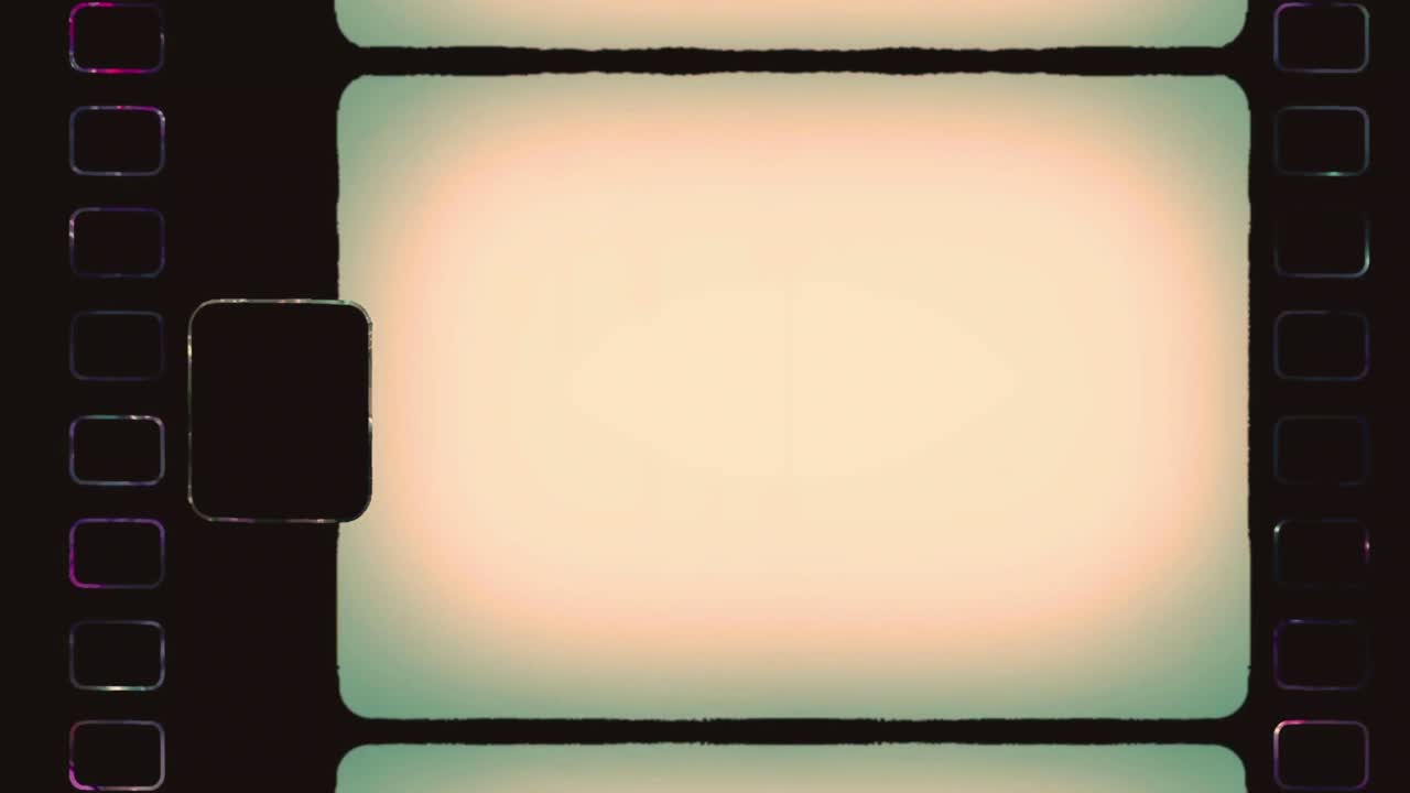 Pellicola vintage in movimento con fotogramma vuoto e fori di trascinamento luminosi