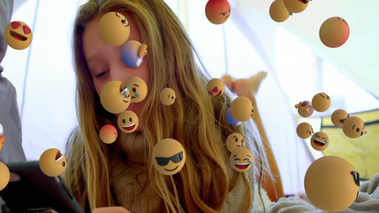 휴대전화를 사용하고 집에서 침대에 누워있는 백인 소녀에 대한 여러 개의 떠다니는 이모티콘의 애니메이션