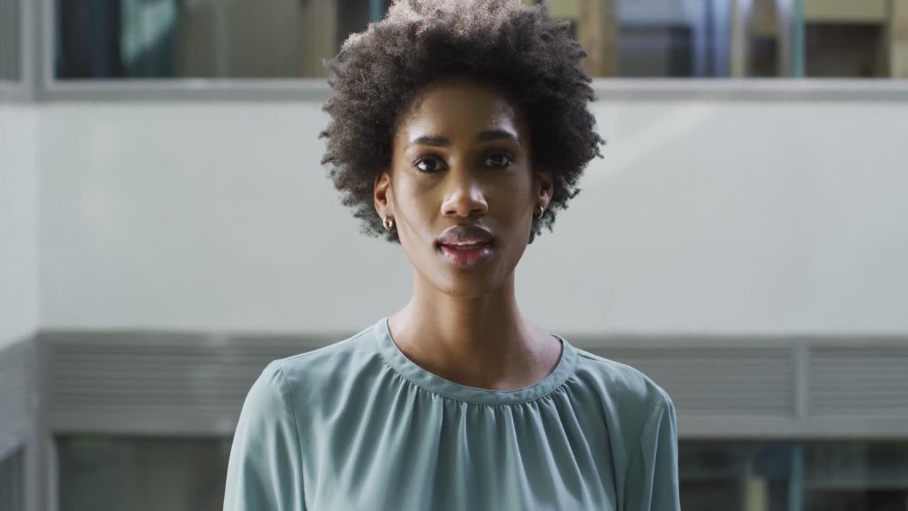 video de una feliz mujer de negocios afroamericana mirando a la cámara