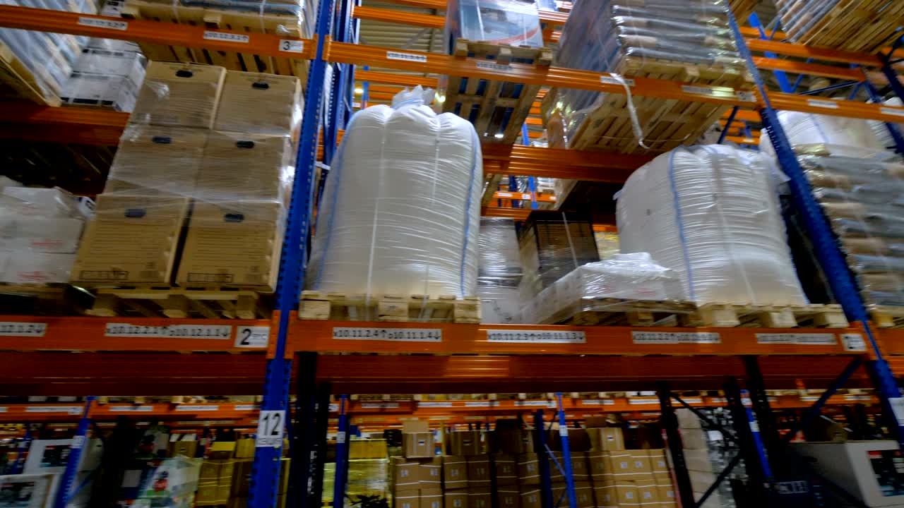 두 개의 창고 랙 줄 사이에서 회전하는 시각.