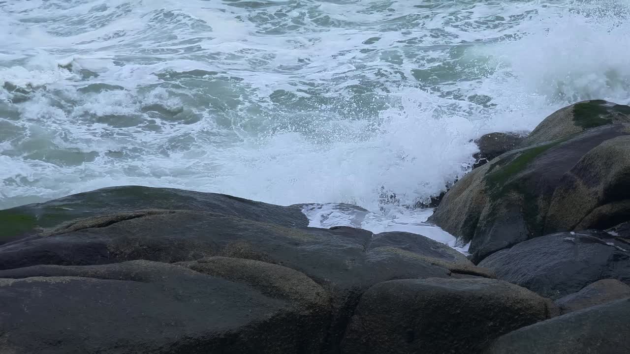 바위에 부서지는 파도