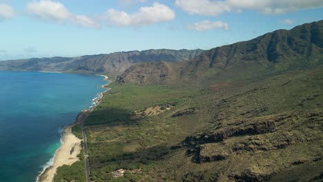 Vista-Aérea-De-Las-Montañas-Hawaianas-Con-Cielo-Azul-Soleado-Y-Nubes