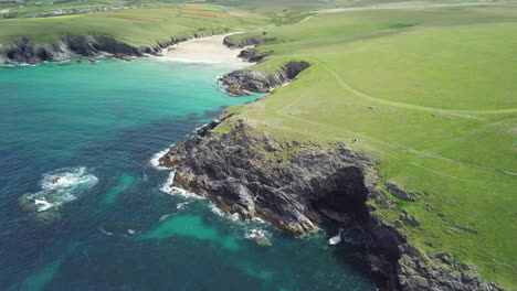 Exuberante-Pradera-Verde-En-Kelsey-Head-Con-Poly-Joke-Y-Crantock-Beach-En-Verano-Junto-Al-Mar-Azul-En-Calma-En-Newquay,-Cornwall,-Inglaterra