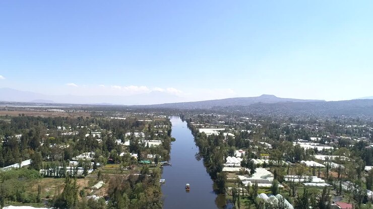 canale di Xochimilco a Città del Messico in una giornata tipica